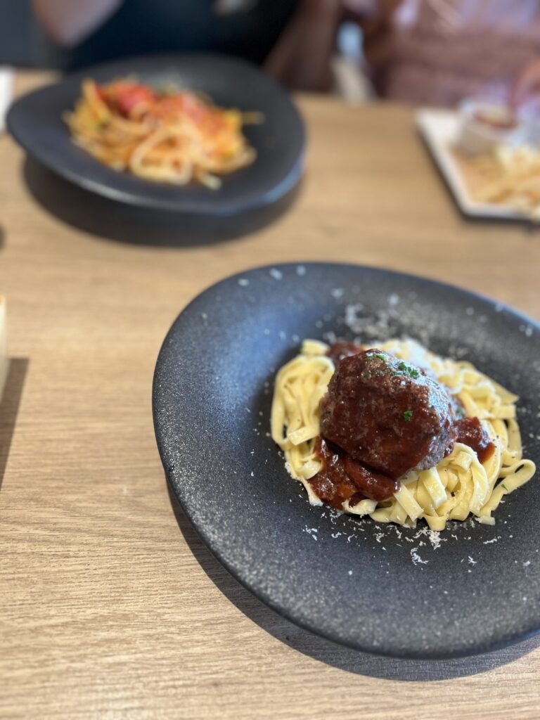 ハンバーグのせパスタ