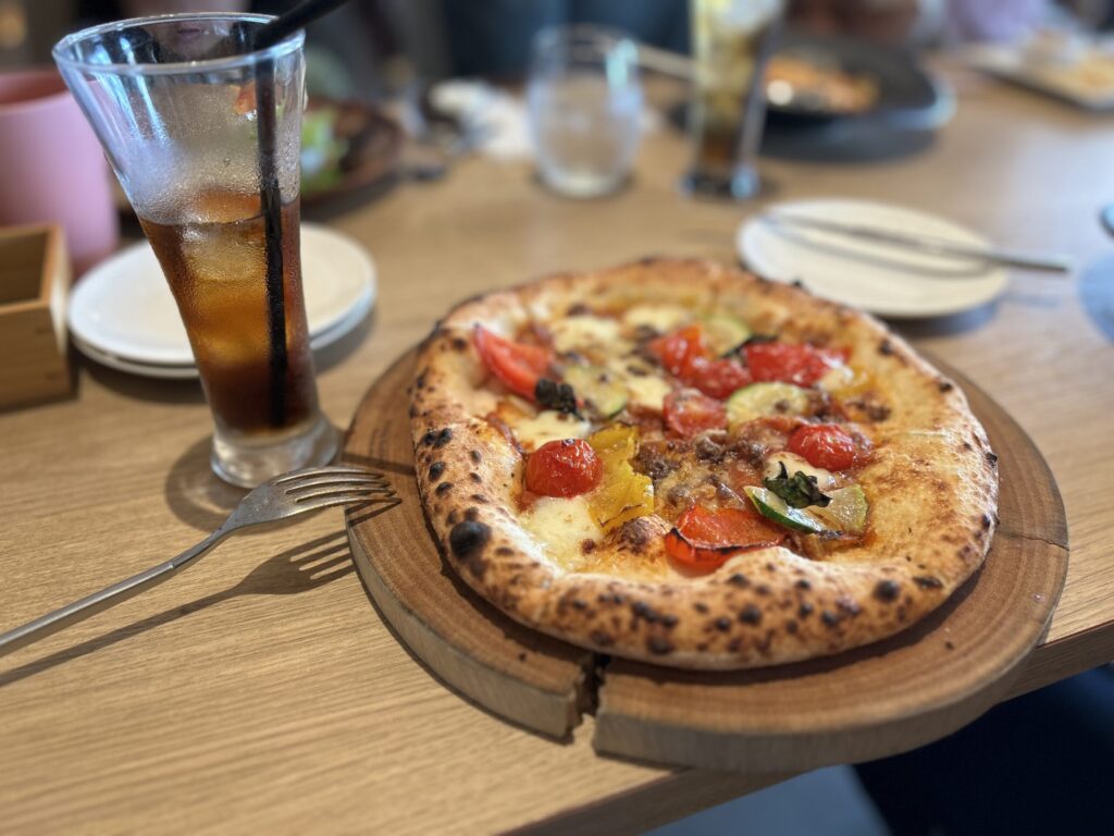 ピザとアイスコーヒー